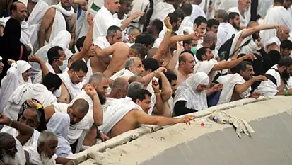 Hacılar, teşrik günlerinin ilkinde cemreleri taşladı