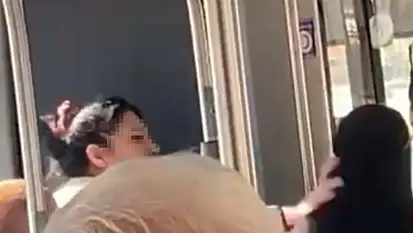 Halk otobüsünde tesettürlü kadına hakaret eden kadın gözaltına alındı