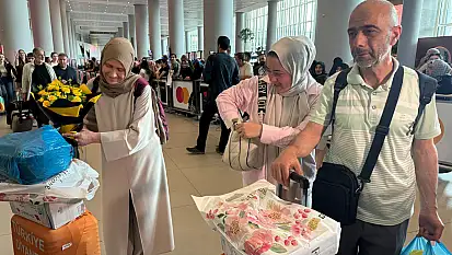 İlk hac kafilesi İstanbul'da sevinçle karşılandı