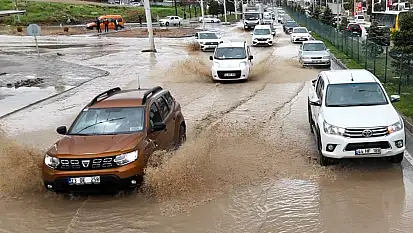 Malatya'da sağanak yağış nedeniyle caddeler su birikintileri ile doldu