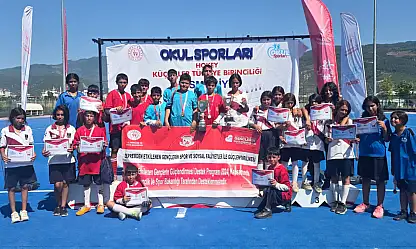 Hokey kahramanları,  büyük bir başarıya imza atarak şampiyon oldular!