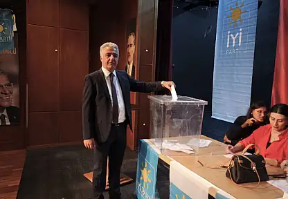 İYİ Parti Yeşilyurt'ta Yeni Dönem: Alper Karakurt İlçe Başkanı Seçildi