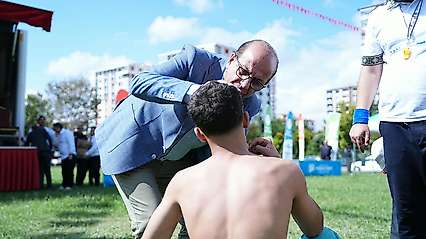 Başkan Geçit, Güreş Müsabakalarında Sakatlanan Minik Sporcuların Yardımına Koştu