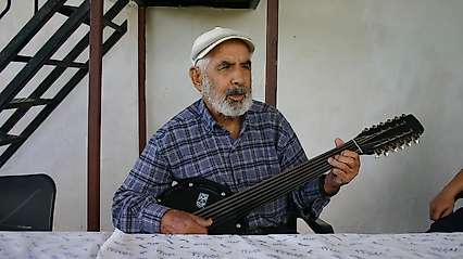 Cümbüş Ustası Kadir Durak, 90. Yaşını Sürpriz Pastayla Kutladı