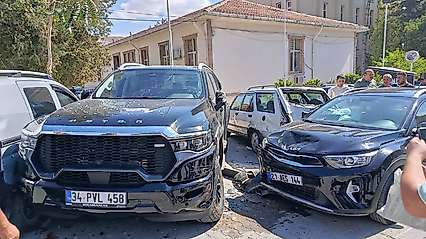 Darende'de Kontrolden Çıkan Araç 4 Park Halindeki Araca Çarptı