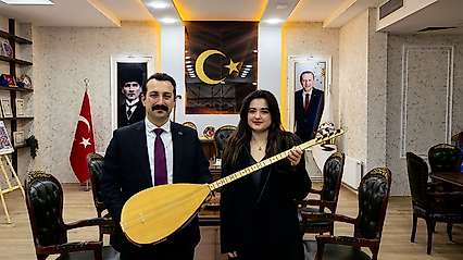 Hekimhan Kaymakamı Günlü'den Genç Öğrenciye Bağlama Hediyesi