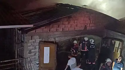 Malatya'da ahır ve samanlık yangını