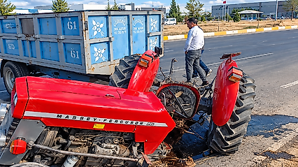 Malatya'da Beton Mikseri ile Traktör Çarpıştı: 2 Yaralı