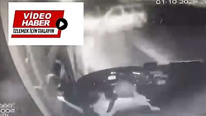 Malatya'da çifte mezar: Servis otobüsü ile hafif ticari araç çarpıştı, kaza anı kamerada