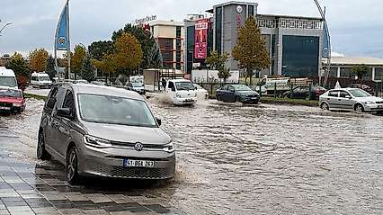 Malatya'da sarı kodlu yağış alarmı: Çevre yolu sular altında kaldı, trafik felç oldu