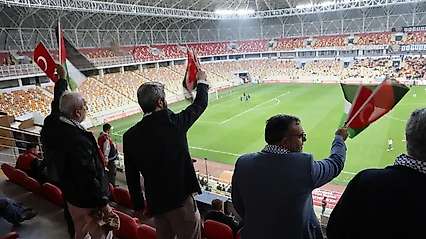 Malatya'da Tribünlerden Filistin'e Destek: 'Özgür Filistin' Sloganları
