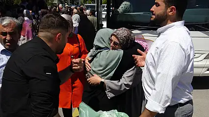 Malatya'ya dönen hacı kafilesi güller ve tekbirlerle karşılandı