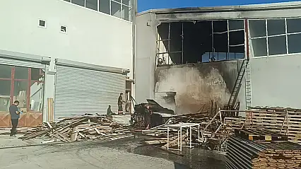 Mobilya İmalathanesinde Yangın Korkuttu: İtfaiye Zamanında Müdahale Etti