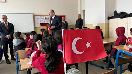 Yeni eğitim öğretim yılının ilk dersinde bayrak bilinci işlendi