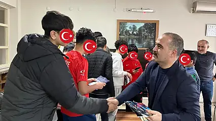 Yetiştirme Yurdunda Kalan Gençlere Ülkü Ocakları'ndan Moral Ziyareti