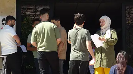 YKS'ye giren öğrenciler sınavda ter dökerken aileleri dışarıda onlara dua etti