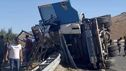 Malatya-Pütürge Yolunda Kamyon Devrildi: 2 Yaralı