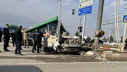 Turgut Özal Bulvarı'nda Trafik Kazası: 5 Yaralı