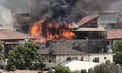 Antalya'da biri otel, 3 iş yeri alevlere teslim oldu