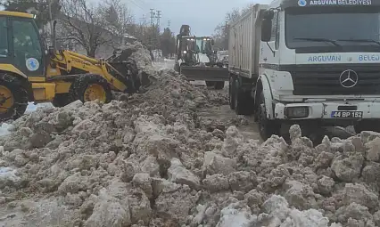 Arguvan'da Yoğun Kar ve Buzlanmaya Karşı Tuzlama Yapılıyor