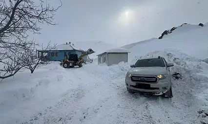 Battalgazi Belediyesi Ekipleri Sağlık Çalışanlarını İş Makinesiyle Hastaya Ulaştırdı