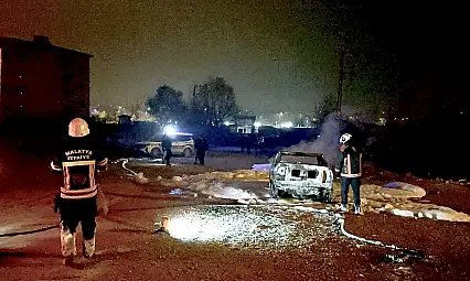 Boş Arazide Araç Yangını: Piknik Tüpü Son Anda Patlamadan Çıkarıldı