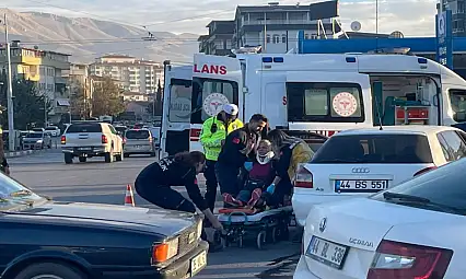 Buhara Bulvarı'nda Otomobiller Çarpıştı: 1 Yaralı Hastaneye Kaldırıldı