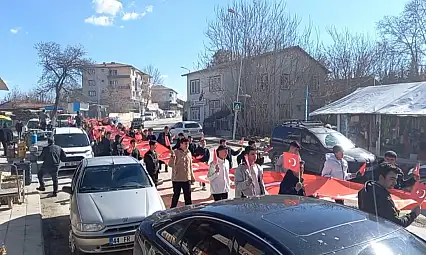 Dilek Mahallesi'nde Bayrak Korteji Yürüyüşü Büyük İlgi Gördü