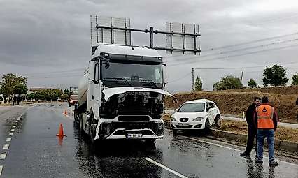 Doğanşehir'de Feci Kaza: Otomobildeki 3 Kişi Yaralandı