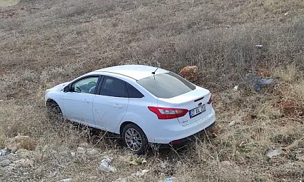 Doğanşehir'de Trafik Kazası: Otomobil Şarampole Uçtu, 2 Yaralı