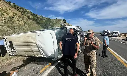 Elazığ'da minibüs devrildi: 3'ü ağır 7 yaralı