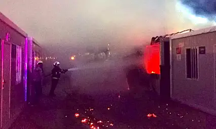 Gece Yarısı Konteyner Kentte Yangın Paniği