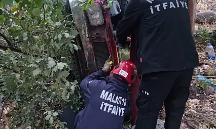 Hekimhan'da Yağış Kazaya Neden Oldu: Pikap Şarampole Uçtu, 2 Yaralı