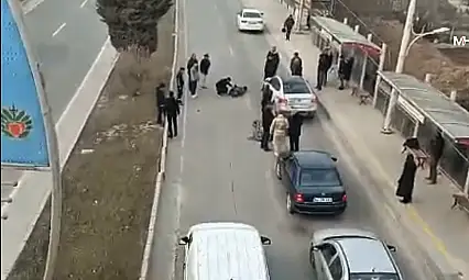 İstasyon Kavşağı'nda Kaza: 17 Yaşındaki Motosikletli Yaralandı