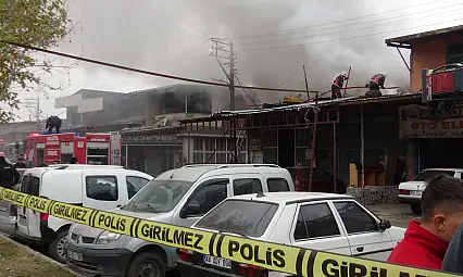 Malatya'da kaporta dükkânının çatısında yangın paniği