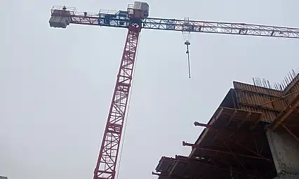 Paralarını Alamayan İşçiler İsyan Edip Kule Vinçe Çıktı