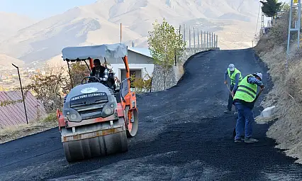 Yeşilyurt Belediyesi'nden Banazı Yeni Mahallesi'ne 3 Kilometrelik Sıcak Asfalt Yolu