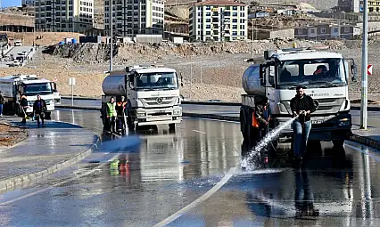 Yeşilyurt Belediyesi'nden İkizce TOKİ Konutlarında Kapsamlı Temizlik Seferberliği