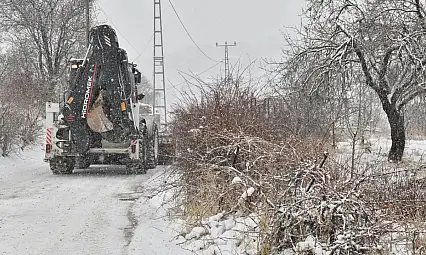Yeşilyurt'ta Kar Alarmı: Belediye Ekipleri 24 Saat Sahada