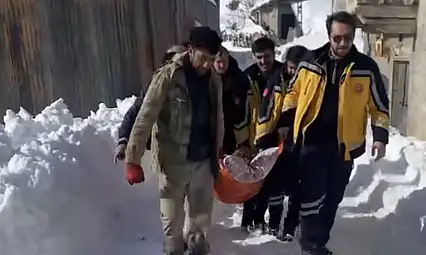 Yoğun Karda Zamanla Yarış: 86 Yaşındaki Hasta Ekipler ve Vatandaşların Desteğiyle Kurtarıldı