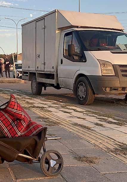 Malatya'da Kamyonet Yayaya Çarptı: Aydınlatma Direğini Devirip Kaldırıma Çıktı