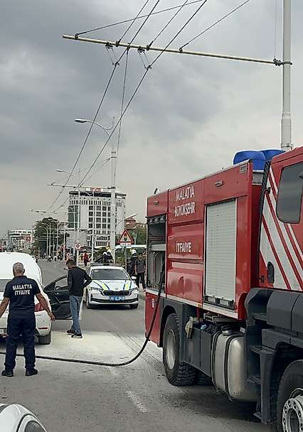 Malatya'da Seyir Halindeki Otomobilde Yangın Paniği