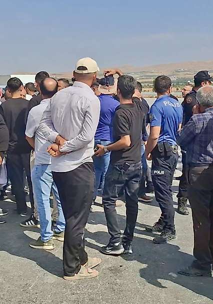 Ölümlü Kazanın Ardından Halk Yola İndi: 'Daha Kaç Can Gidecek?'
