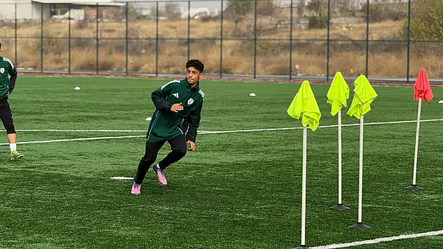 14 Yaşındaki Yetenek A Takım Sahnesinde: Emir Süleyman Ataş İlk Antrenmanına Çıktı