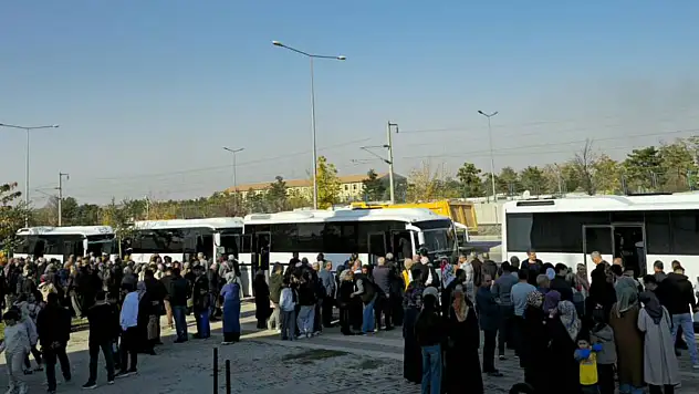 170 Kişilik Malatya Umre Kafilesi Dualar ve Gözyaşlarıyla Yolcu Edildi