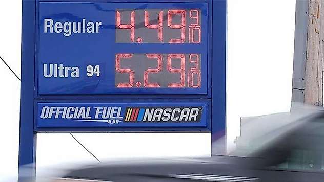 ABD'de Petrol Krizi: Benzin Fiyatları 5 Dolara Dayandı