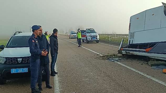 Adana'da yolcu otobüsü devrildi: 2 ölü, 19 yaralı