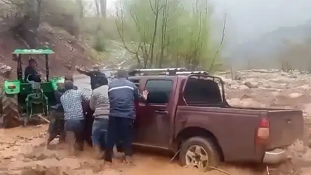 Adıyaman Uzunköy'de sel felaketi: Araç dereye kapıldı, heyelan tehlikesi sürüyor