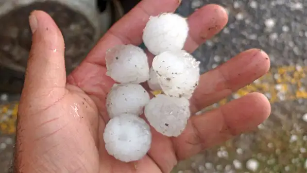 Ağrı'da ceviz büyüklüğünde dolu yağdı