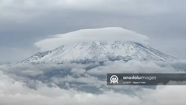 Ağrı Dağı'na kar yağdı